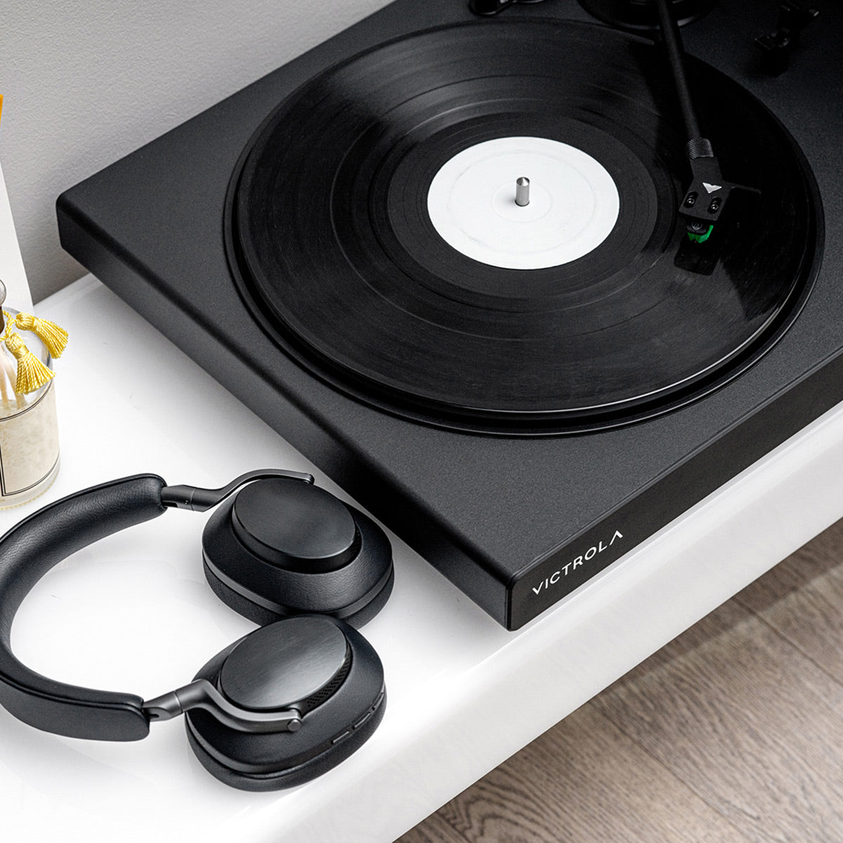 Victrola Hi-Res Onyx Bluetooth Turntable with aptX Adaptive Audio and Audio Technica AT-VM95E Cartridge