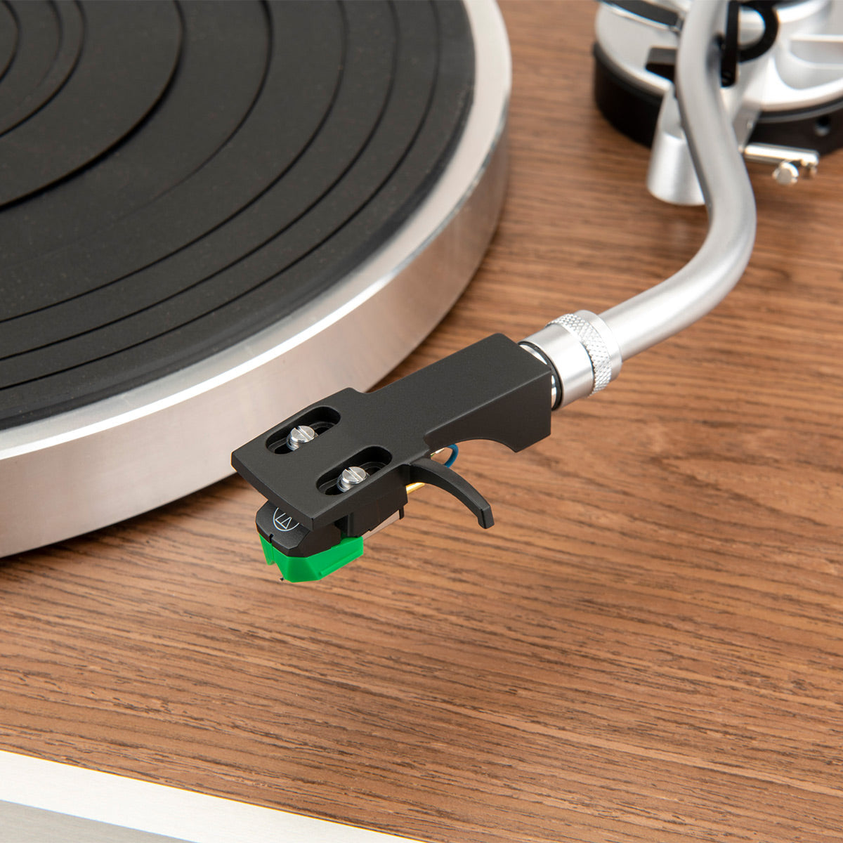 JBL TT350 Classic Direct Drive Turntable with Pre-Installed Audio Technica Cartridge